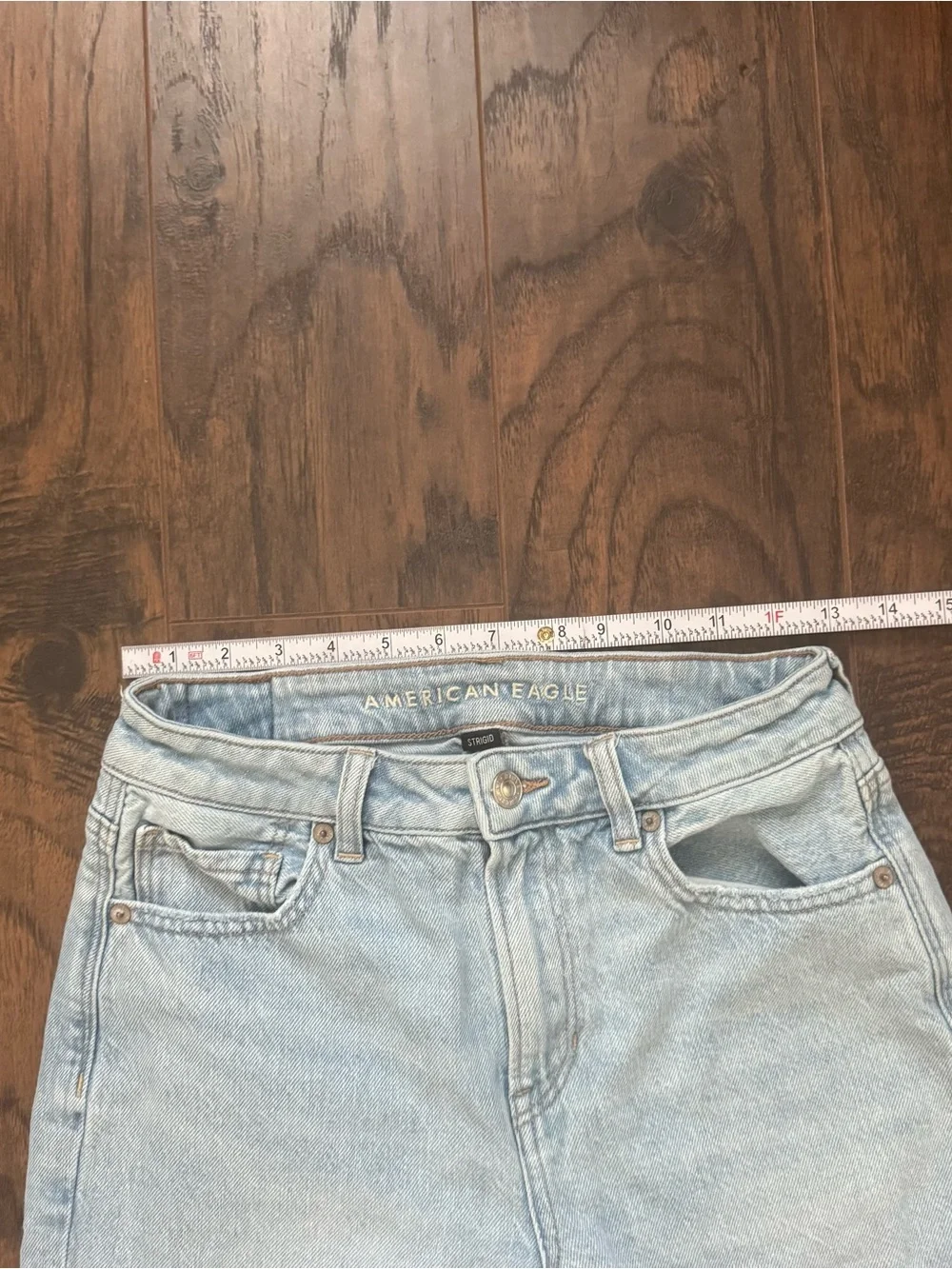 American Eagle Size 4 Lightwash Strigid Mom Jeans